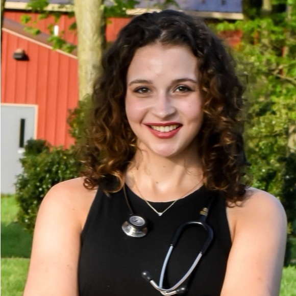 Meet your Posher, Carissa - Picture 2 of 5